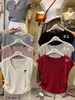 Camiseta de Tricô Sem Mangas Bordada com Laço para Mulheres 2025 Verão Novo Design Estilo Coreano Top Curto com Cordão para Mulheres