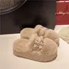 Chinelos de Lã Brancos Deslumbrantes com Plataforma e Fivela nos Dedos para Mulheres Outono/Inverno Uso Externo 2026 Novos Chinelos com Forro de Pelúcia Aumentadores de Altura