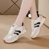 Sapatos Femininos Plus Size Transfronteiriços, Novos Tênis Esportivos de Couro Respirável, Estilo Coreano Tênis de Corrida Pai Casuais com Solado Grosso e Macio