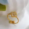 Anel de Trevo de Quatro Folhas da Sorte Feminino Luxo Leve Design de Nicho Personalidade Abertura Ajustável Diamantes Brilhantes Exquisito Fashionável Retro Anel de Dedo Atacado