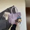 Tela de Alta Calidad con un Tacto Elegante y Sofisticado, Bolso Cruzado de Viaje Exquisito de Moda con Letras de Celebridad de Internet 2026