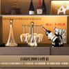 Um Conjunto Completo de Taças de Vinho Douradas com Diamantes com um Toque de Luxo, um Conjunto de Taças de Cristal de Luxo e uma Decoração Luxuosa para o Armário de Vinhos da Sala de Estar