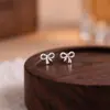 Brincos de Design Laço em Prata de Lei S990 Femininos Leve Luxo Nicho Vento Frio Sem Desconforto ao Dormir Doces