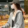 Nova coleção outono/inverno 2026: moletom com capuz liso para mulheres, com corte solto e relaxado, forro de fleece, design chique e único, e um visual de peça externa estilo coreano