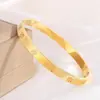 Pulseira de Aço Inoxidável Europeia e Americana de Luxo Leve de Alta Qualidade com Relevo em Forma de Grão de Arroz Nova Cruzamento de Fronteira Não Desbota Joias de Aço Titânio Banhadas a Ouro para Mulheres
