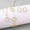 Suministro Transfronterizo Nuevo Modelo Flor de Cuatro Hojas Hueca Microincrustada de Zirconia Conjunto de Tres Piezas Estilo Europeo y Americano Hiyin Comercio Exterior Conjunto de Joyería de Venta Caliente