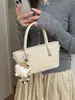 Bolsa de mão com padrão trançado de nicho altamente estilosa 2026 nova moda cor sólida chique para ombro e transversal atacado
