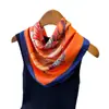 Pañuelo Cuadrado Estilo Europeo y Americano con Estampado Ecuestre Imitación Seda Chal Versátil Bufanda de Cuello de Gama Alta Pañuelo para la Cabeza Pañuelo de Seda Bufanda para Mujer