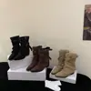 Botas de Cano Curto com Bico Fino e Fivela First Encounter Sazonal para Mulheres Outono 2026 Novo Estilo Botas Legging Melard Botas de Cano Médio com Babados