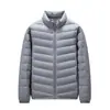 Chamarra ligera de plumas con cuello alto para hombre para otoño e invierno, con 90% de plumón de pato blanco, ofreciendo una capa exterior ligera y cálida, adecuada para ir al trabajo, y disponible en varios colores