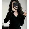 Suéter vermelho de gola V com ombros retos para mulheres, novo design de inverno 2025, blusa base estilosa, top extremamente atraente