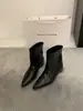 Outono e Inverno 2025 Novo Estilo Bico Fino Salto Escondido Slip-On Moda Botas Curtas para Mulheres Botas Chelsea Retrô Botas Únicas Botas Martin