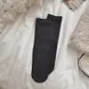 Nuevos Calcetines de Mujer Versátiles Sin Costuras de Canalé de Color Sólido Micro-Presión Otoño/Invierno Venta al por Mayor Calcetines Caídos de Media Pantorrilla Color Café Algodón