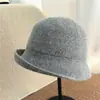 Sombrero de Pescador Simple de Lana Tejida Estilo Coreano para Mujer, Ala Plegable, Calidez Otoño/Invierno, Hace que la Cara Parezca Más Pequeña, Logo Metálico, Estilo Nuevo, Sombrero de Pescador Versátil