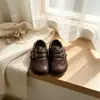 Zapatos de Cuero Repujado para Niñas 2026 Otoño Nuevo Versátiles Estilo Británico Retro Negro Zapatos Brogue para Niños