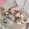 Zapatillas de entrenamiento alemanas de moda para niños 2026 primavera y otoño nuevas versión coreana zapatillas versátiles de retazos para niñas y niños con suelas blandas para uso en exteriores