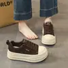 Tênis de sola grossa estilo coreano para aumentar a altura para mulheres, coleção de outono 2026, versátil, faz os pés parecerem menores, casual, super estiloso, tênis da moda