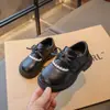 Sapatos de couro femininos estilo coreano 2026 primavera e outono novo modelo infantis estilosos com cadarço laço velcro sola macia sapatos de sola única