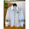 Camisa branca bordada luxuosa e elegante para mulheres, nova coleção de primavera 2026, corte solto, super estilosa com botões em formato de coração e bordados