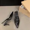 Primer Encuentro: Sandalias elegantes de punta dorada estilo francés de nicho, zapatos de hada, nuevos tacones de punta alta primavera-verano 2026