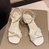 Sandálias de salto alto estilo fada popular da moda para mulheres 2024 verão novo salto grosso francês de alta qualidade sapatos romanos de uma palavra
