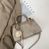Bolsa Cuadrada Pequeña de Nueva Personalidad para Verano Bolso de Mano Elegante y de Moda Alto Valor Sensación Relajada Bolso de Hombro Único Cruzado de Hombro Moderno