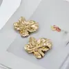 Broche de metal plisado irregular de lujo ligero estilo europeo y americano, insignia decorativa de alta gama para abrigos y chaquetas
