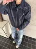 Jaqueta de couro desconstruída vintage de nicho, casaco curto de corte ajustado com bordado, coleção de primavera de 2026, caimento solto estilo americano, streetwear moderno para homens
