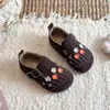 Zapatos de piel para niña, nueva colección primavera/otoño 2026, elegante diseño floral bordado, zapatos casuales de suela blanda para bebés
