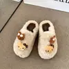 Ropa de abrigo linda de felpa cómoda para el hogar estilo coreano para mujer Baotou, zapatillas mullidas para mujer 2026 invierno, zapatillas de algodón