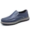 Nuevos zapatos cruzados para hombre, modernos, a la moda, casuales, sin cordones, cómodos zapatos de cuero de negocios al por mayor.