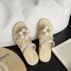 Novos Sapatos Femininos Floridos da Moda Verão Chinelos de Palha Estilo Étnico Sapatos Romanos Chinelos de Praia Sapatos de Uso Duplo Sandálias