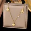 Elegante collar de estilo francés con colgante de concha pequeña en forma de abanico, cadena de clavícula, diseño retro suave, chapado en acero de titanio y oro auténtico de 18 quilates para mujer.