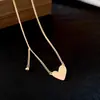 Pulsera de Corazón Plegado con Colgante, Moda Europea y Americana, Pulsera de Lujo Ligero de Gama Alta, Estilo Minimalista, Accesorio de Mano Único y de Nicho