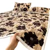 Colcha gruesa de pelo de conejo para invierno, colcha acolchada estilo tatami retro y juego de sábanas con forro polar (conjunto de tres piezas)