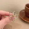 Anillo floral hueco de estilo francés suave para mujer, anillo floral vintage de nicho de lujo ligero de alta gama para el dedo índice