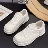 Zapatillas blancas de cordones de piel auténtica para mujer, nuevo modelo versátil y ligero para estudiantes de principios de otoño 2026, zapatillas deportivas casuales