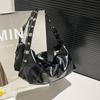 Bolso de Hombro Punk con Remaches de Gran Capacidad Estilo Europeo y Americano Transfronterizo para Mujer 2025 Nueva Moda Bolsito Personalizado para Axila Bolso de Viaje