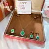 Colgante de Calcedonia Rosa Tipo Hielo Juego de Joyería de Tres Piezas Pendientes y Anillo de Ágata Verde Imperial con Lujoso Incruste de Piedra de Huevo de Paloma