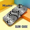 Funda de Teléfono Estilo Americano Moderna de Nicho Ins Retro Estampado de Pitón Blanco y Negro Funda Dura para iPhone18Pro Película