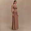 Vestido de Verano Nuevo Estilo de Moda con Escote Bardot sin Mangas que Ceñe la Cintura, Vestido Largo Sexy Liso con Pliegues y Cinta en Color Rojo Rosa al por Mayor