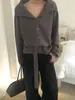Producto nuevo de principios de otoño ins2026 coreano, diseño estilo coreano, cárdigan de punto con cuello alto abotonado y cinturón de corbata