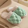 Lindas pantuflas de algodón con gatito para mujer, nuevos estilos de otoño e invierno, antideslizantes, de suela gruesa, cálidas y de felpa de algodón para uso en interiores.