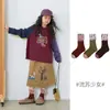 1742 Calcetines infantiles al por mayor, nuevos estilos otoño/invierno, con un diseño único de flecos, longitud a media pantorrilla, hechos con algodón peinado y construcción sin costuras, para niñas