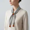 Bufanda Pequeña de Seda Ajustable con Cuentas Estilo Ins, Bufanda Versátil para Protección del Cuello para Mujeres, Nuevo Accesorio Decorativo para el Cuello de Primavera y Verano