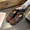 Zapatos de mujer de estilo Birkenstock, modernos y versátiles, con un toque de alta gama, caracterizados por una suela gruesa y un diseño completamente cerrado, perfectos para el uso casual en la colección de otoño 2026