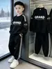 Elegante Conjunto Otoñal de Dos Piezas para Niños Medianos y Mayores 2026 Nuevo Estilo Conjunto de Sudadera con Estampado de Letras y Pantalones Jogger con Puños Acanalados para Niños