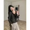 Puro y seductor, este top de punto de manga larga para mujer presenta un nuevo diseño de otoño/invierno con ribete de volantes, un escote en V, un corte ajustado y un favorecedor largo corto.