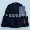 Gorro de Punto Trendy Estilo Coreano con Bordado y Bordes Enrollados para Mostrar la Cara, Gorro Pequeño con Protección para Orejas, Gorro Grueso Cálido para Otoño e Invierno, Suministro Directo de Fábrica