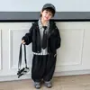 Chaqueta de cuero con capucha de estilo casual para niños, chaqueta cortavientos de primavera y otoño para bebé, top elegante y guapo, conjunto moderno de tres piezas
